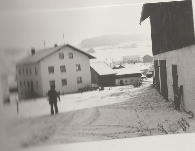 Historische Aufnahme der Hofgeb&auml;ude der Familie Kilger in Rechertsried im Winter