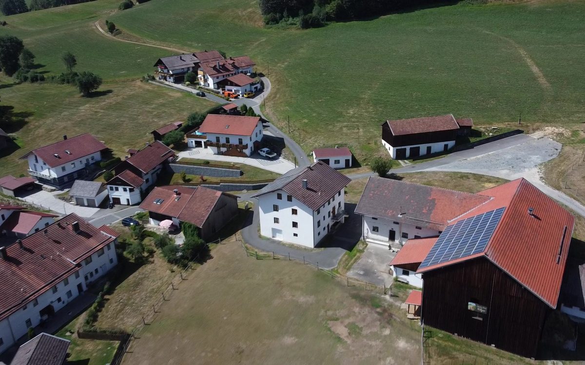 Luftaufnahme der Alpaka Farm Kilger in Rechertsried bei Kollnburg mit Hofgeb&auml;uden und Weidefl&auml;chen