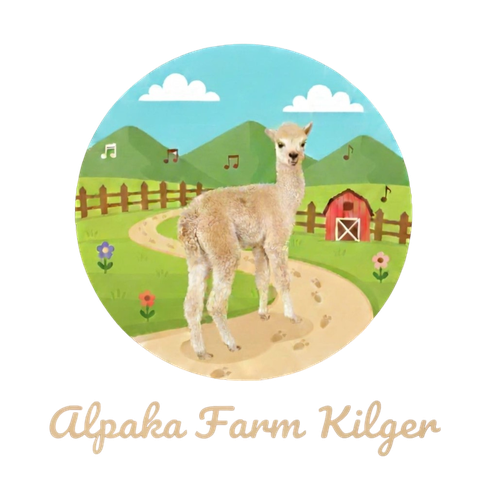 Logo der Alpaka Farm Kilger &ndash; Alpaka auf gr&uuml;nem H&uuml;gel mit Scheune